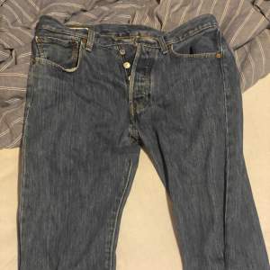 blåa levi’s jeans de har blivit för små för mig så de ligger bara här Width 31 Lenght 32 De är i nyskick knappt använda köptes maj 2021