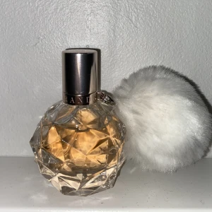 Arians Grande Ari - Säljer min fina Ari parfym som tyvärr inte kommer till användning längre! 🤍