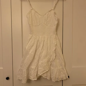 Vit hollister klänning - Söt vit klänning från Hollister, nyskick. Köptes för studenten men användes inte och glömde lämna tillbaka. Storlek S