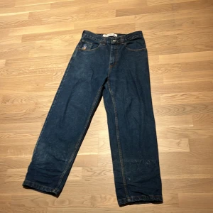 Big boy 93s - baggy byxor - Big boy 93s i storlek 28/30 har använts drygt ett år. Har litet håll på backsidan längst ner men inget som på verkar produkten mycket, kan sys ihop om det behövs. 