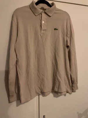 Lacost polo tröja - Super snygg lacost polo tröja den är i fint skick och super skön pris kan diskuteras 