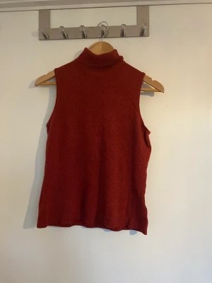 Polotröja utan ärmar - Finstickad polo utan ärmar i bra kvalitet