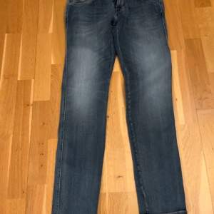 Mörkblåa Replay Jeans, jättebra skick, storlek 28/32, modell anbass, säljs för 350kr