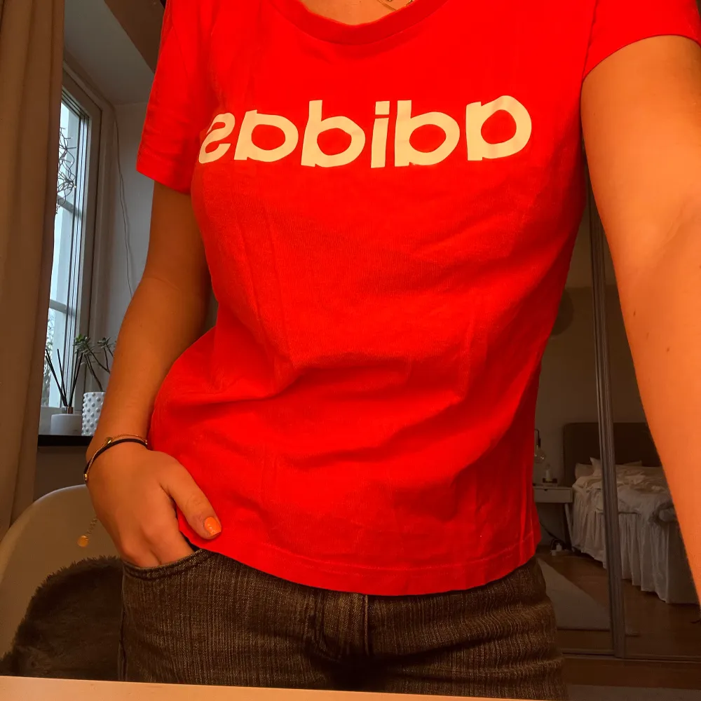 Orange/röd adidaströja i s. Bra sick🥰🥰. T-shirts.