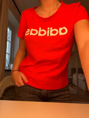 Adidas tröja - Orange/röd adidaströja i s. Bra sick🥰🥰