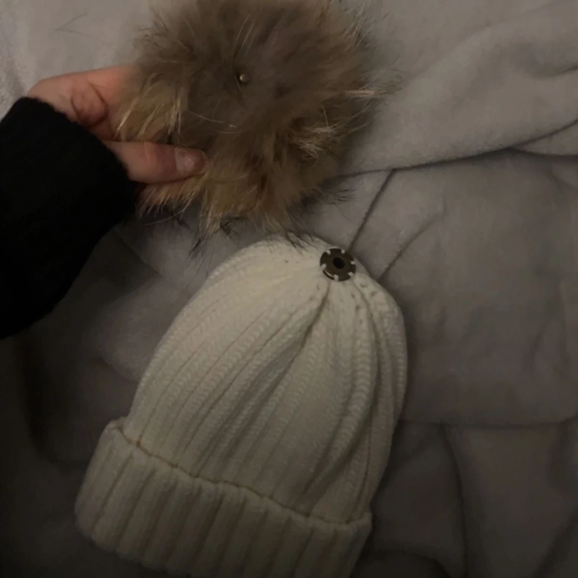 Vit äkta pälsboll mössa - 91