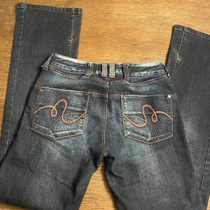 Midja: 80 cm innerbenslängd: 84 cm Lågmidjade jeans från vero moda med mönster på bakfickorna. Köpta här på plick för ca 400kr men kommer ej till användning längre. Slitna längst ner på benen men inga andra anmärkningar💞 