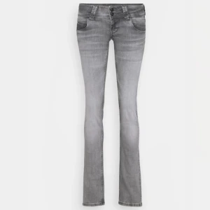 Gråa low waist jeans - Jättesnygga low waist jeans som är lite för små på mig. Använda typ 5 gånger och är i jättefint skick, skriv om ni vill ha bilder när dem sitter på❤️