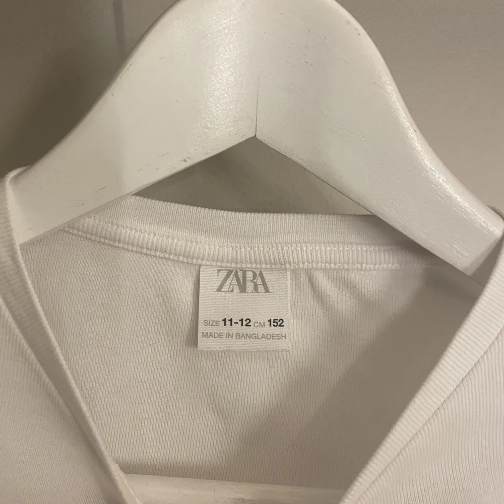 En cropped långärmad tröja från Zara. Aldrig använd. Superfin. Storlek: 152. Tröjor & Koftor.