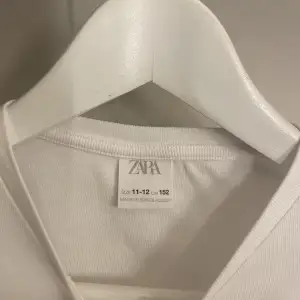 En cropped långärmad tröja från Zara. Aldrig använd. Superfin. Storlek: 152