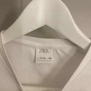 Cropped Långärmsd - En cropped långärmad tröja från Zara. Aldrig använd. Superfin. Storlek: 152