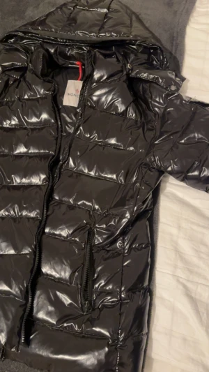 Moncler jacka  - Säljer moncler jacka finns inga äktahets bevis, små skador men inget man märker av. Lagad kedja. Passar mig som har S och är 165 cm lång 