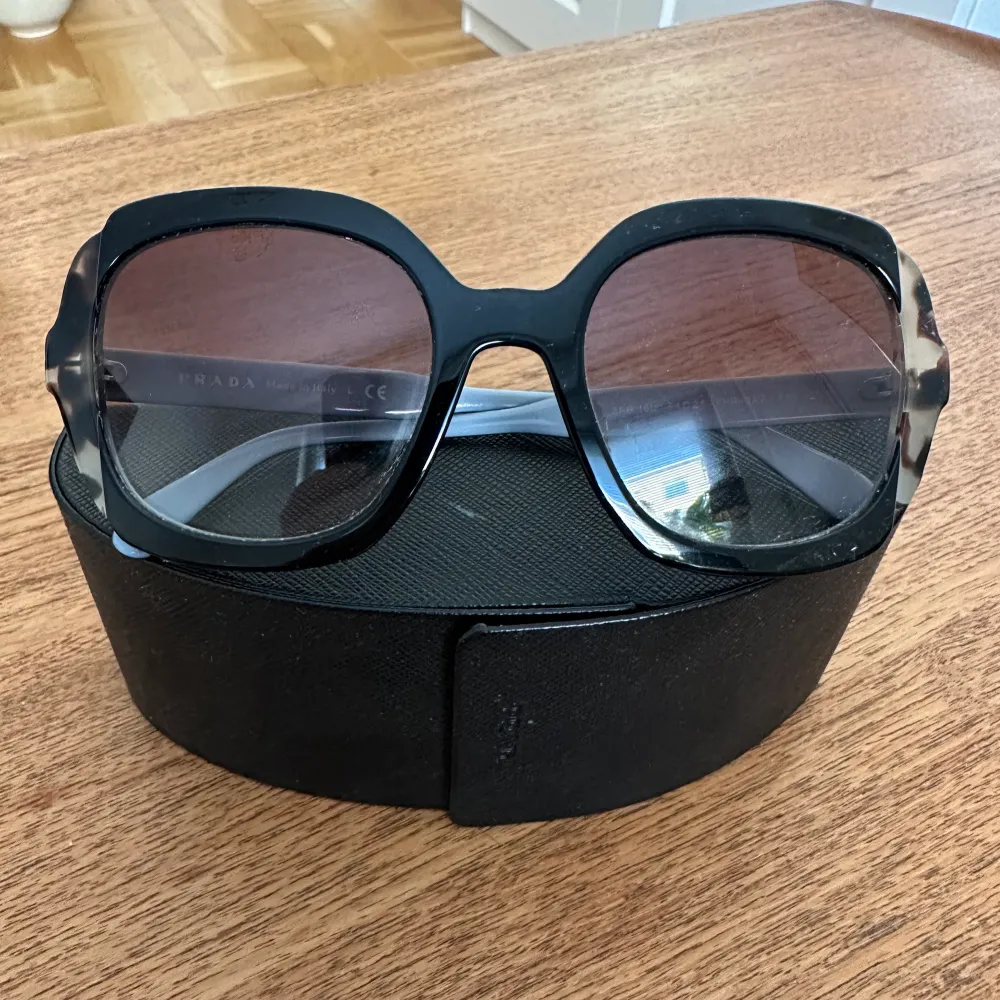 Solglasögon från Prada. Köpta 2020.. Accessoarer.