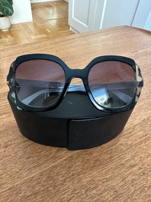 Prada solglasögon - Solglasögon från Prada. Köpta 2020.