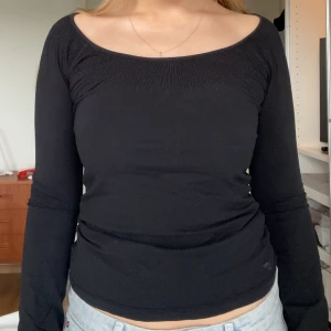 Långärmad tröja m fin urringning  - En figurnära tajt långärmad tröja med båtringning/vidare halsringning! Unika detaljer vid halsen som får den att så lite extra fin ut✨Bra skick!