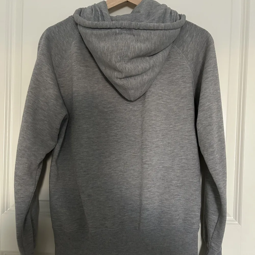En grå zip-up hoodie från Cubus. Storleken är L, men sitter som en S. Tröjor & Koftor.