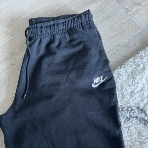 Nike byxor - aldrig snvända. strl L men passar M. 200kr vill bli sv me snabbt