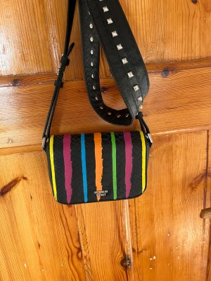 Victoria’s secret väska - Söt liten axelremsväska från Victoria’s secret. Använd några gånger men ser ut som ny.