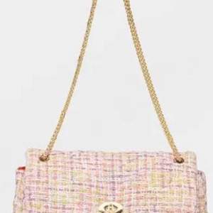 En rosa Alamea HOllis Bag, går att diskutera priset. Använd gärna köp direkt,💕