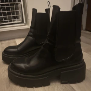 Kängor - Kängor med hög sula från HM, strl 38