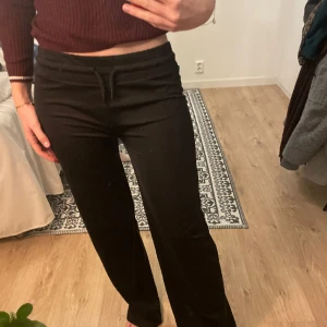 Svarta byxor  - Lågmidjade byxor från Nelly💞
