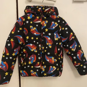 Stellamcartney vinter jacka  - Stellamcartney  kids vinter jacka. Nyskick och inte använd ofta. Den är fodrad. Storlek är för 14 åringar. 