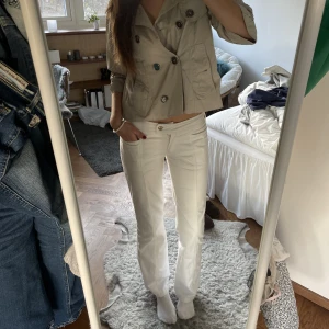 Lågmidjade bootcut jeans - Vita Lågmidjade jeans med riktigt snygga fickor!! de är för korta för mig som är 170. Midjebredd: 38 cm Innerbenslängd: 79 cm Pris kan diskuteras vid snabb affär.