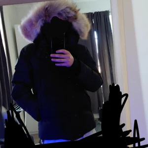 Canada goose wytham black label - av Canada goose wytham, bara att inne i fickan har den rivits upp lite grann, inget som syns ni som vet hur fickorna är förstår annars kom privat för fler frågor eller bilder 🙏