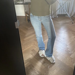 Sjukt snygga jeans🤩💖 - Dem perfekta blåa lågmidjade jeansen!!🤩💕 Såå snygga och som nya😍