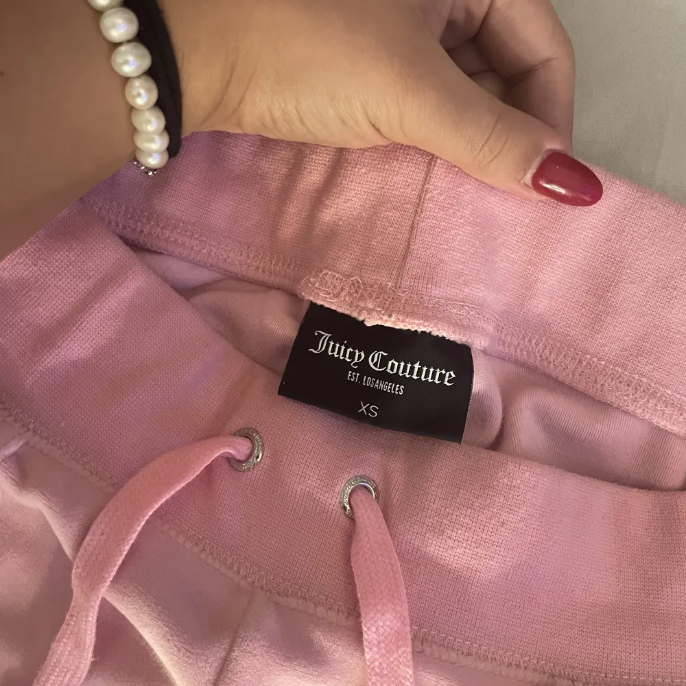 Säljer mina rosa juicy couture byxor 🩷 Materialet är som nya, men lite missfärgad längst ner och en liten prick (bild på det privat) därav priset 💕 Använd gärna KÖP NU . Jeans & Byxor.