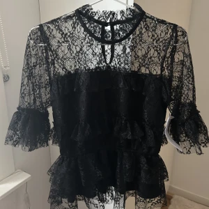 Spets topp - By Malina liknande blus i storlek 34. Är aldrig använd! Nypris:499