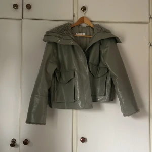 Jacka  - Sjukt snygg grön vinterjacka från asos-design. Finns inte längre (vad jag kunde hitta) att hitta på deras hemsida.  I princip nyskick, knappt använd.🤍