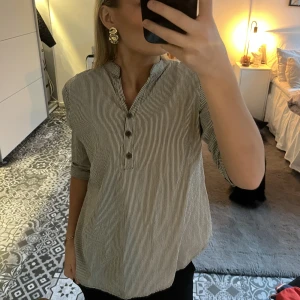 Randig blus  - Skit cool och söt blus som aldrig blivit använd. Den är grönvit randig är hur fin som helst. 🩷💞 köpt för 599. Kan tänka mig sänka pris vid snabb affär 👡