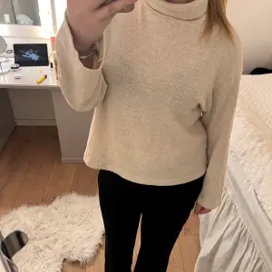 Säljer denna mysiga tröja från Pull&Bear, köptes för några månader sen men kommer inte till användning, inga defekter💓