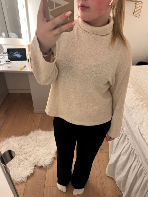 Mysig tröja - Säljer denna mysiga tröja från Pull&Bear, köptes för några månader sen men kommer inte till användning, inga defekter💓
