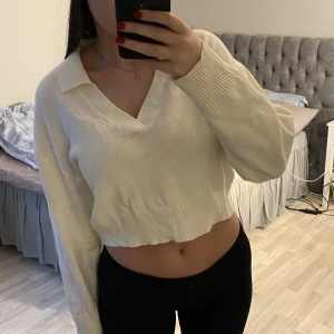 Stickad tröja  - Cremevit stickad tröja från H&M. Använd få gånger så i bra skick.