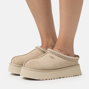 ugg tazz  - SLUTSÅLDA ugg tazz i färgen mustard seed  Storlek 38 men passar även en 37 och 38  Använda 2 gånger, kartong finns kvar 