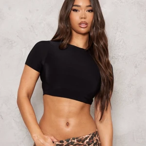 Crop top prettylittlething  - Tröja från prettylittlething i storlek 8/S, säljer för den är för liten, lappen kvar