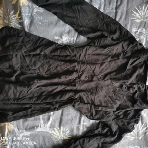 Svart snygg skjorta - En fin svart skjorta med knappar bara till halvvägs 