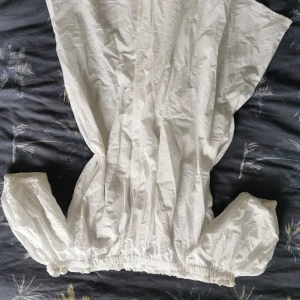 Fin tunika/klänning - En tunika/klänning som är i skjort material, riktigt lös och fin, du han ha den över axlarna och även dra ner armarna så man får naken axel så att säga 😁