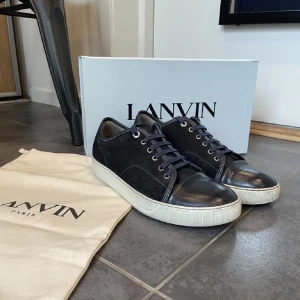 Lanvin Skor  - Säljer dessa snygga lanvin cap toe matte, navy blåa och riktigt bra skick, storlek UK 9, vilket motsvarar 43/44, Nypris: 4299kr Mitt pris: 2100kr (Boxen ingår) 
