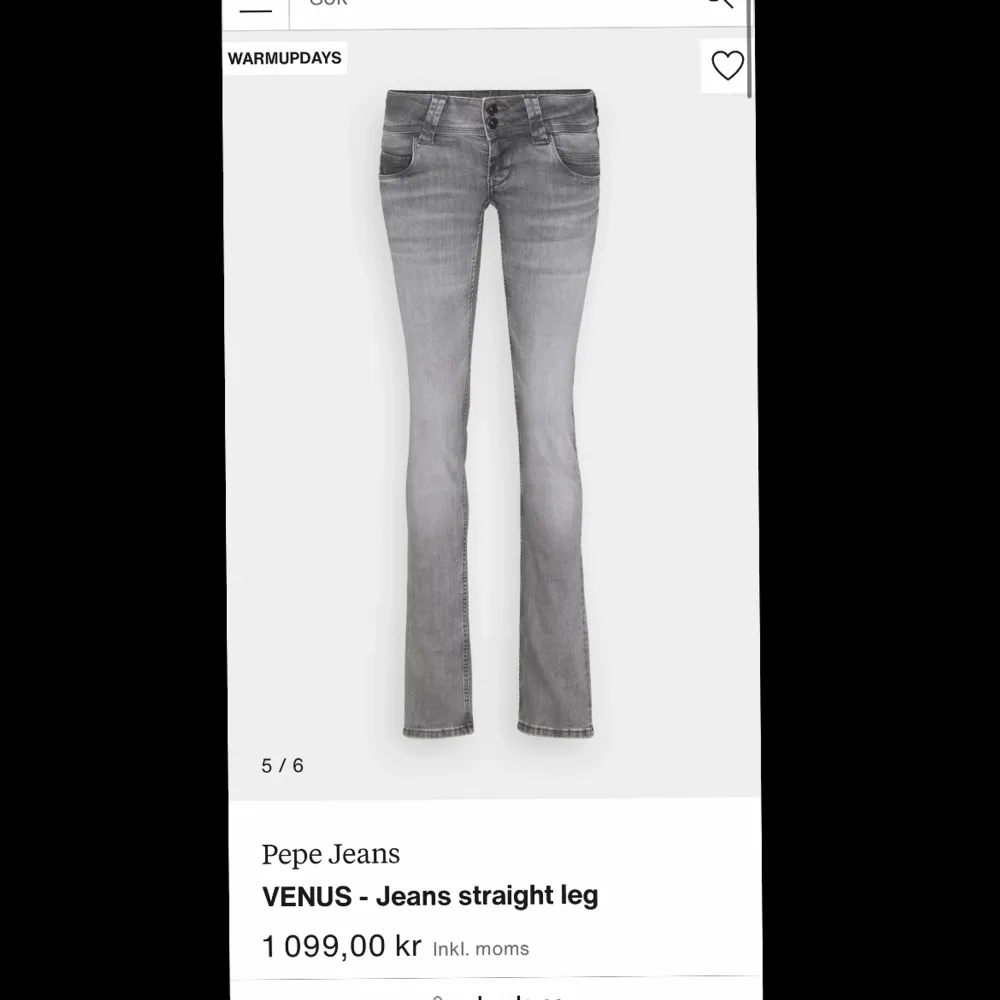 Säljer dessa super coola jeans ifrån Pepe Jeans!☀️ De är i nyskick och är bara använda ett fåtal gånger💓Modellen heter Venus och de är slutsålda nästan överallt!!! Köpte för 1100kr🥰 De är gråa och är Low waist🤩🤩 Skickar gärna fler bilder! Passa på!!!🥰🥰. Jeans & Byxor.