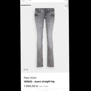 Säljer dessa super coola jeans ifrån Pepe Jeans!☀️ De är i nyskick och är bara använda ett fåtal gånger💓Modellen heter Venus och de är slutsålda nästan överallt!!! Köpte för 1100kr🥰 De är gråa och är Low waist🤩🤩 Skickar gärna fler bilder! Passa på!!!🥰🥰