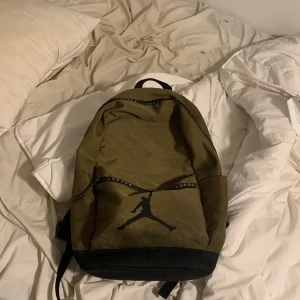 Air Jordan Väska  - denna nya och äkta air jordan väska är perfekt för skolan, elr något annat träff. Får plats med en stor dator, och alla andra saker. Kvitto kommer med den. Till dunderpris, nypris 999 SEK