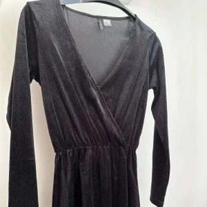 Overall - Kort långärmad overall. Tight vid midjan. Shiny tyg.