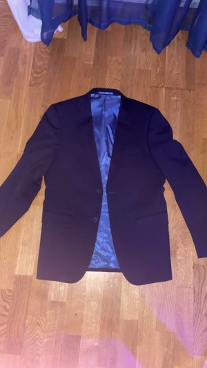 Dressman kostym - Jättefin kostym från dressman. Fantastisk skick. Storlek på byxor:32/30  Storlek på kavaj 46 