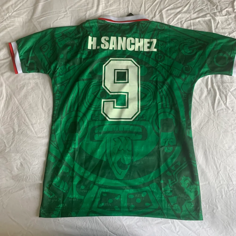 En retro Mexico tröja från vm 98 med Hugo Sanchez på baksidan helt ny aldrig använd—-kom gärna med frågor!!💯🇲🇽. T-shirts.