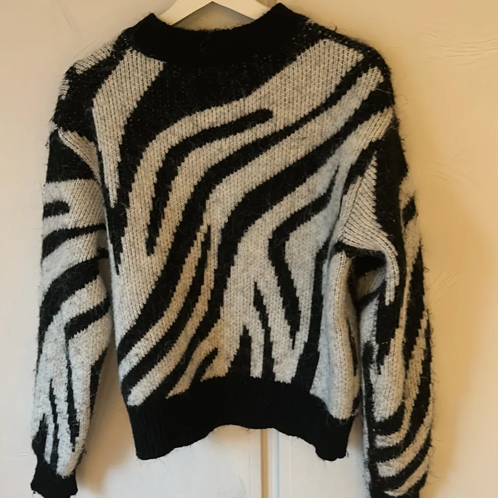 Stickas zebra-linkande tröja från Gina Tricot. Använd flertalet gånger! Mycket skön och inte stickig. Är i bra skick, lite flocklig fram till (se bild) men inget man tänker på. Storlek S. Stickat.