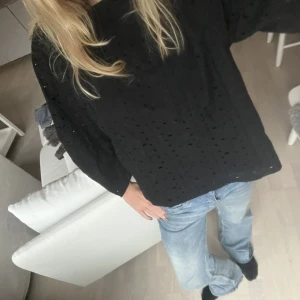 Blus - Söpersöt blus med mönster oxh trekvartsärmar.Jättebra skick nöstan aldrig använd. Storlek M men är jättebra på mog som brukar ha s! 
