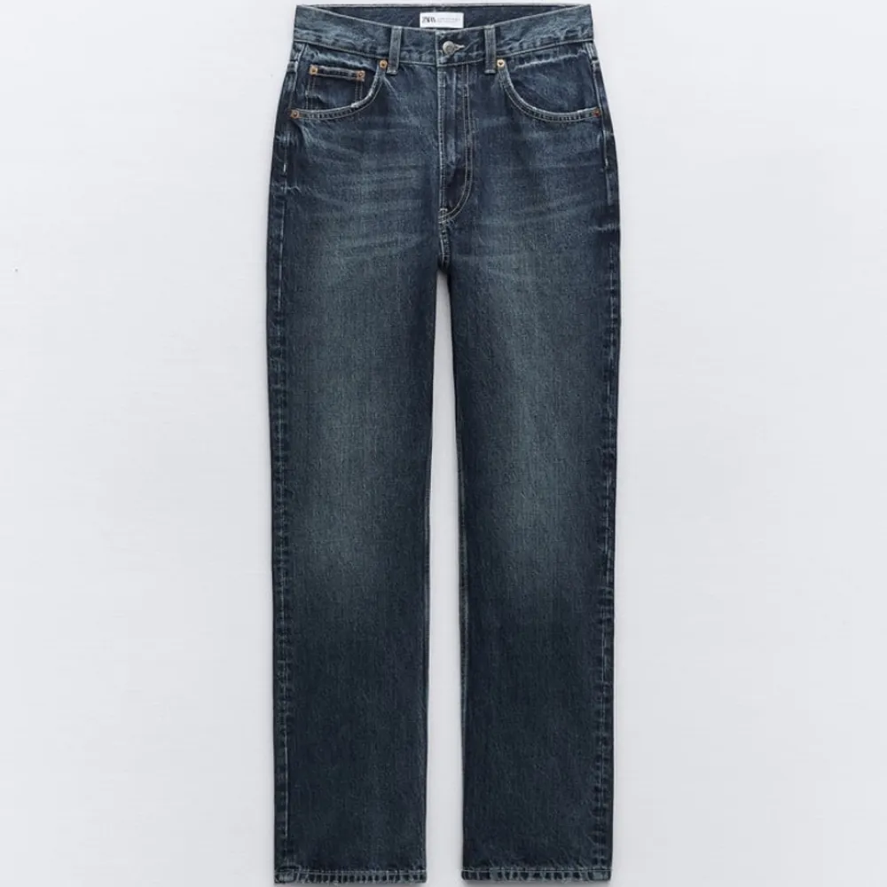 Zara jeans aldrig använda!! Inte helt 100 att det är samma som ifrån hemsidan men dem är näst intill identiska, strl 40 men passar mer en 38🩷🩷 Skriv för fler bilder!. Jeans & Byxor.